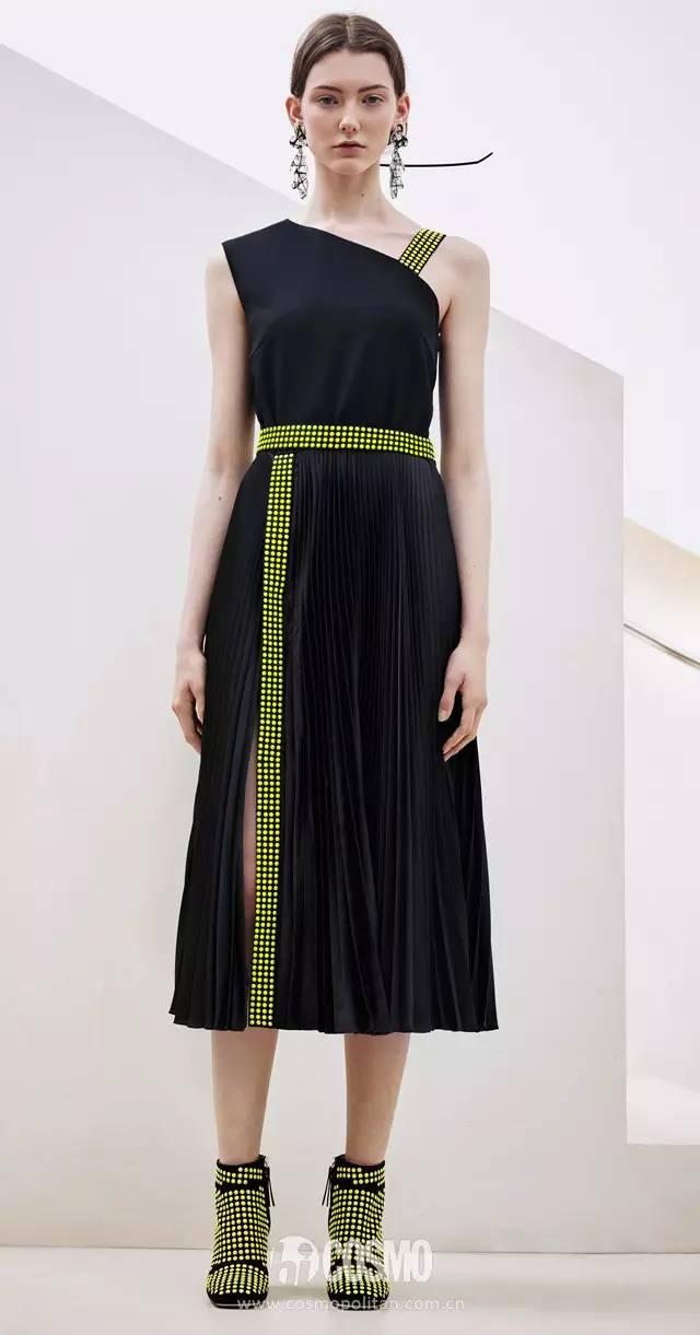 百褶裙已经浩浩荡荡回潮了,可酷可美,就算穿衣风格各不同的明星潮人都