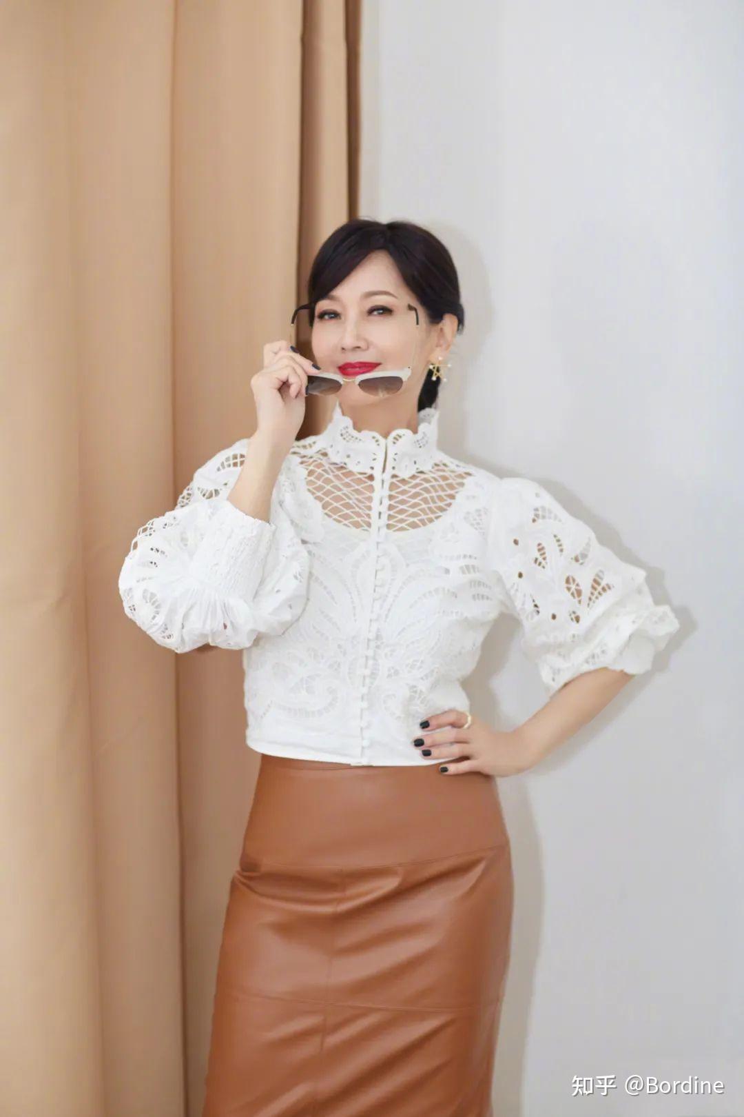 赵雅芝将皮革带入了夏季棕色半身皮裙和白色上衣搭配简约清新更有高级
