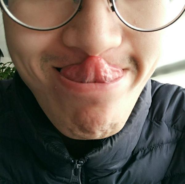 不借助双手,用舌头舔鼻子