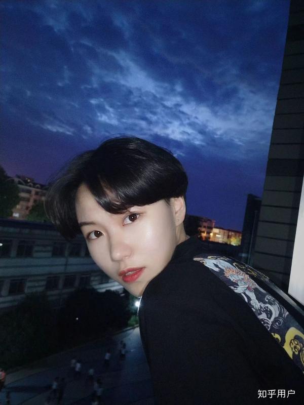 你身边有没有特别帅的女生?帅炸天的那种!