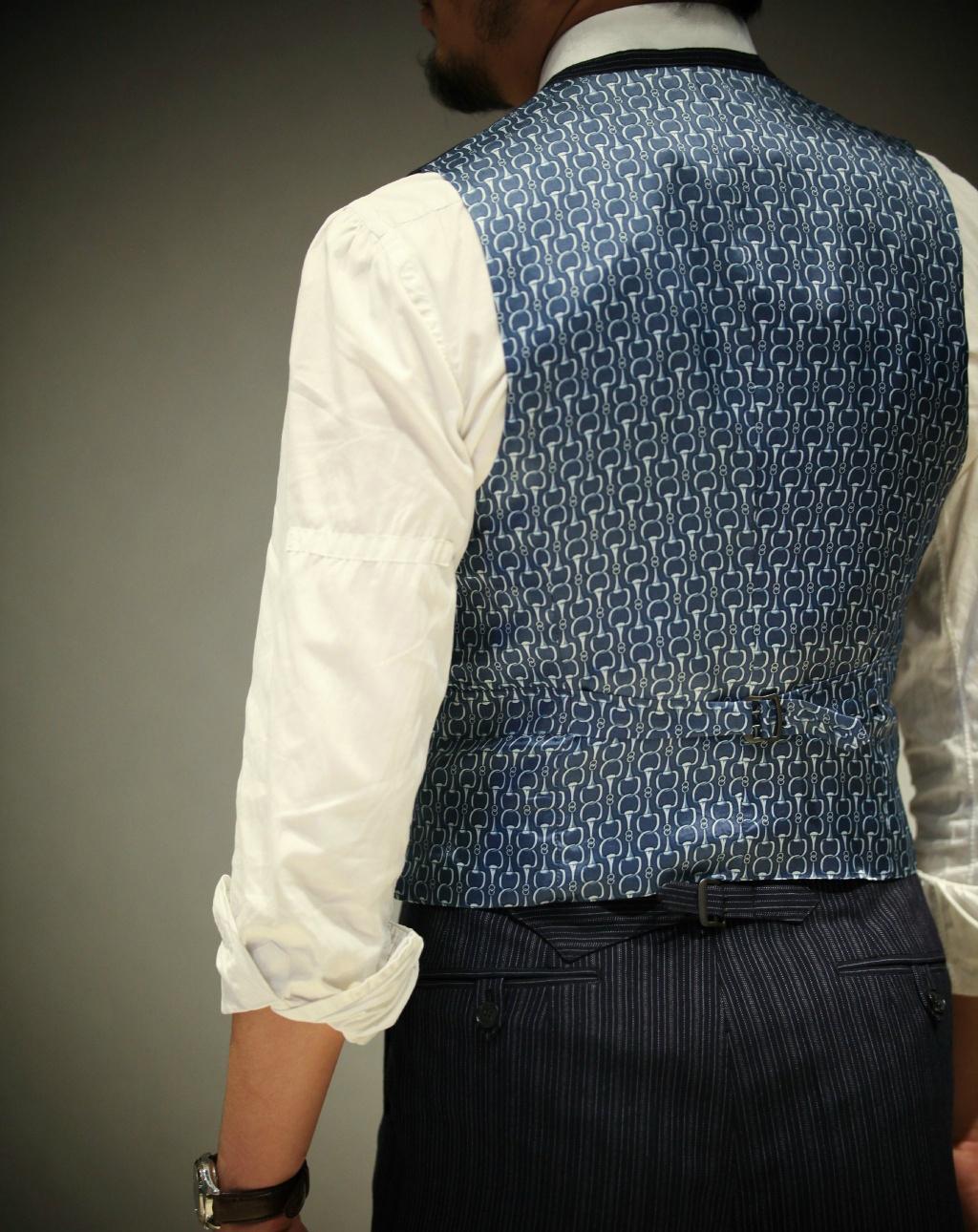 西装马甲的背面为什么是里布的