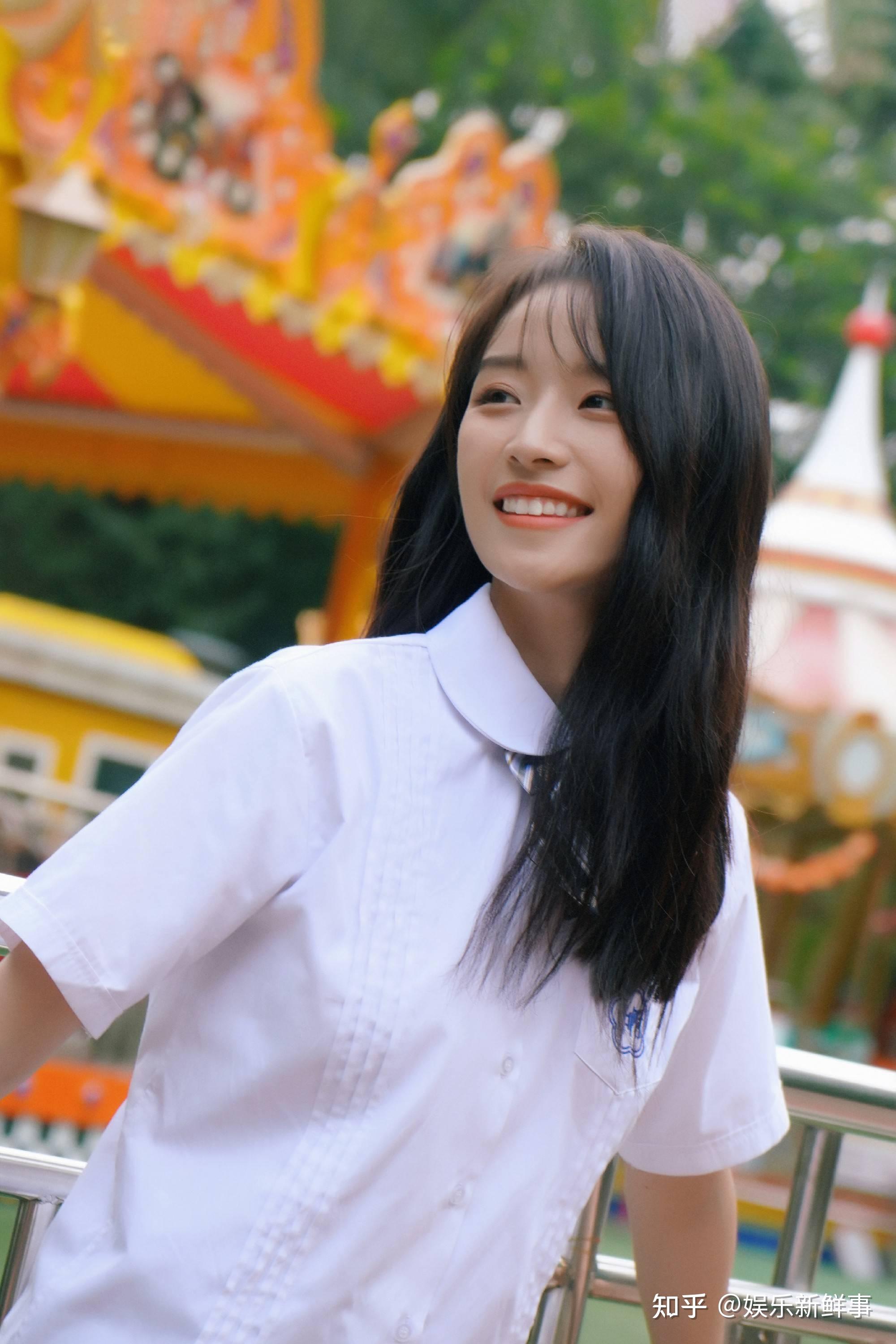 演员林芷伊氛围感写真曝光 天真烂漫笑靥温柔 - 知乎