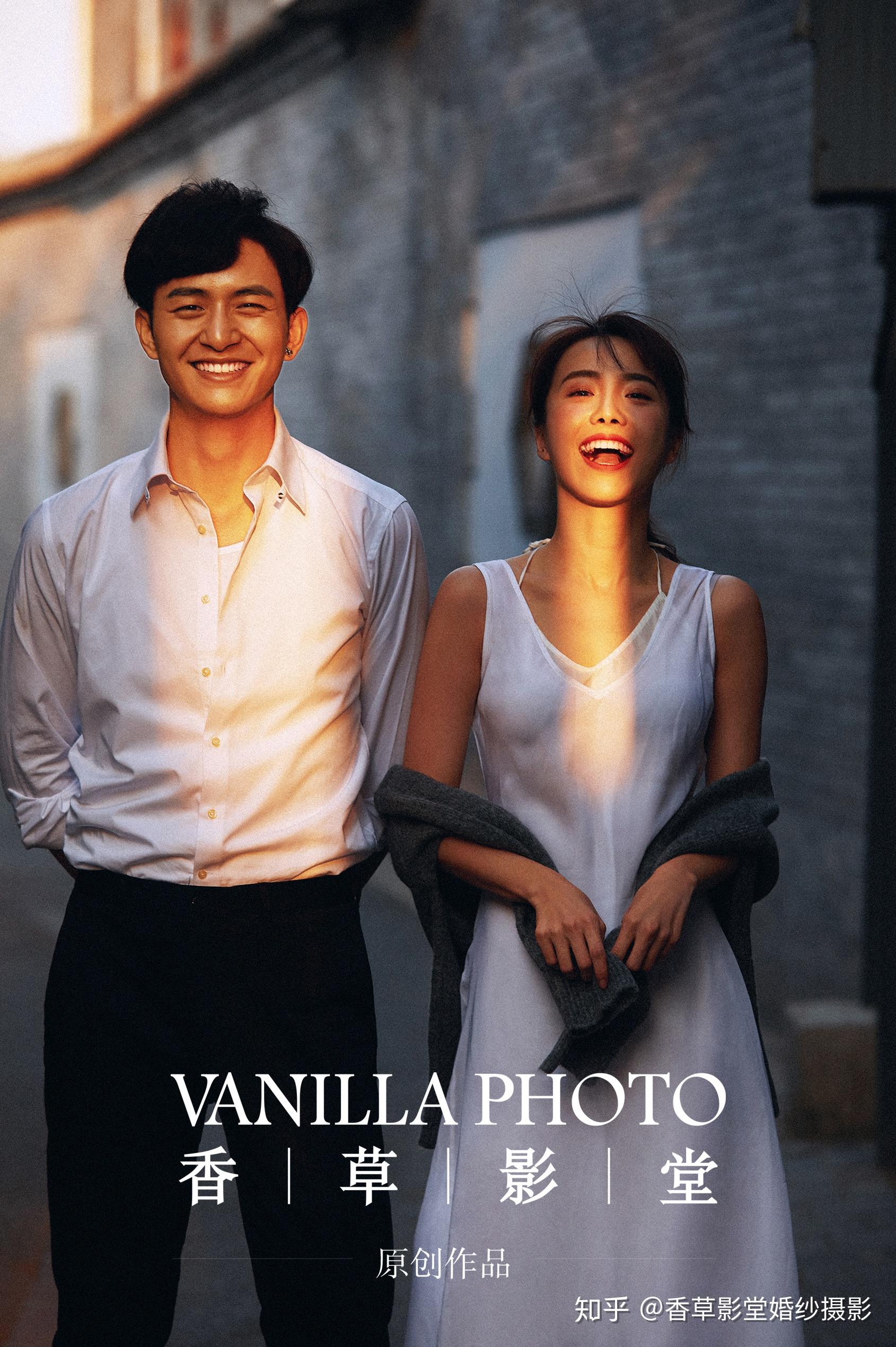 胡同里角楼下老北京风的婚纱照