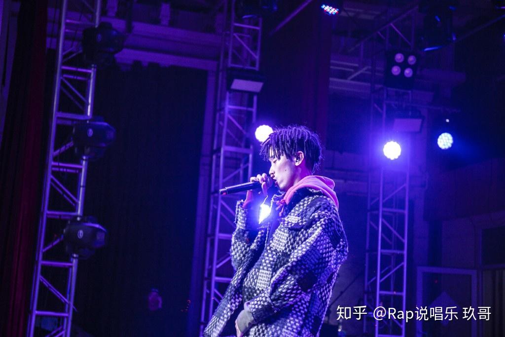 其兄长murat是新疆传奇说唱团体six city的成员之一,这也让那奇沃夫早