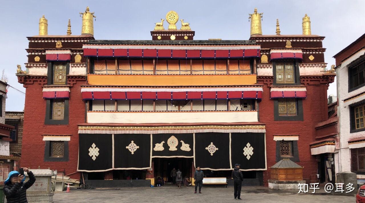 大昭寺被认为是拉萨的"城市精神中心"和西藏最神圣的寺庙.