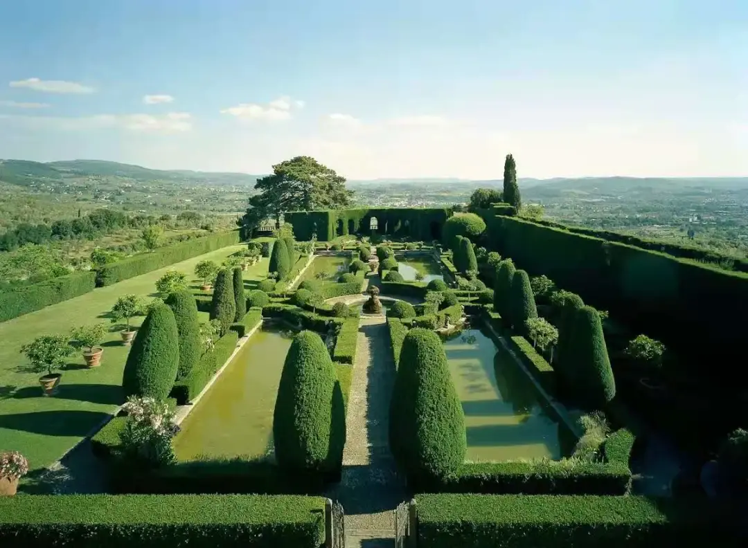 园林鉴赏在意大利古建筑的花园里过夏天