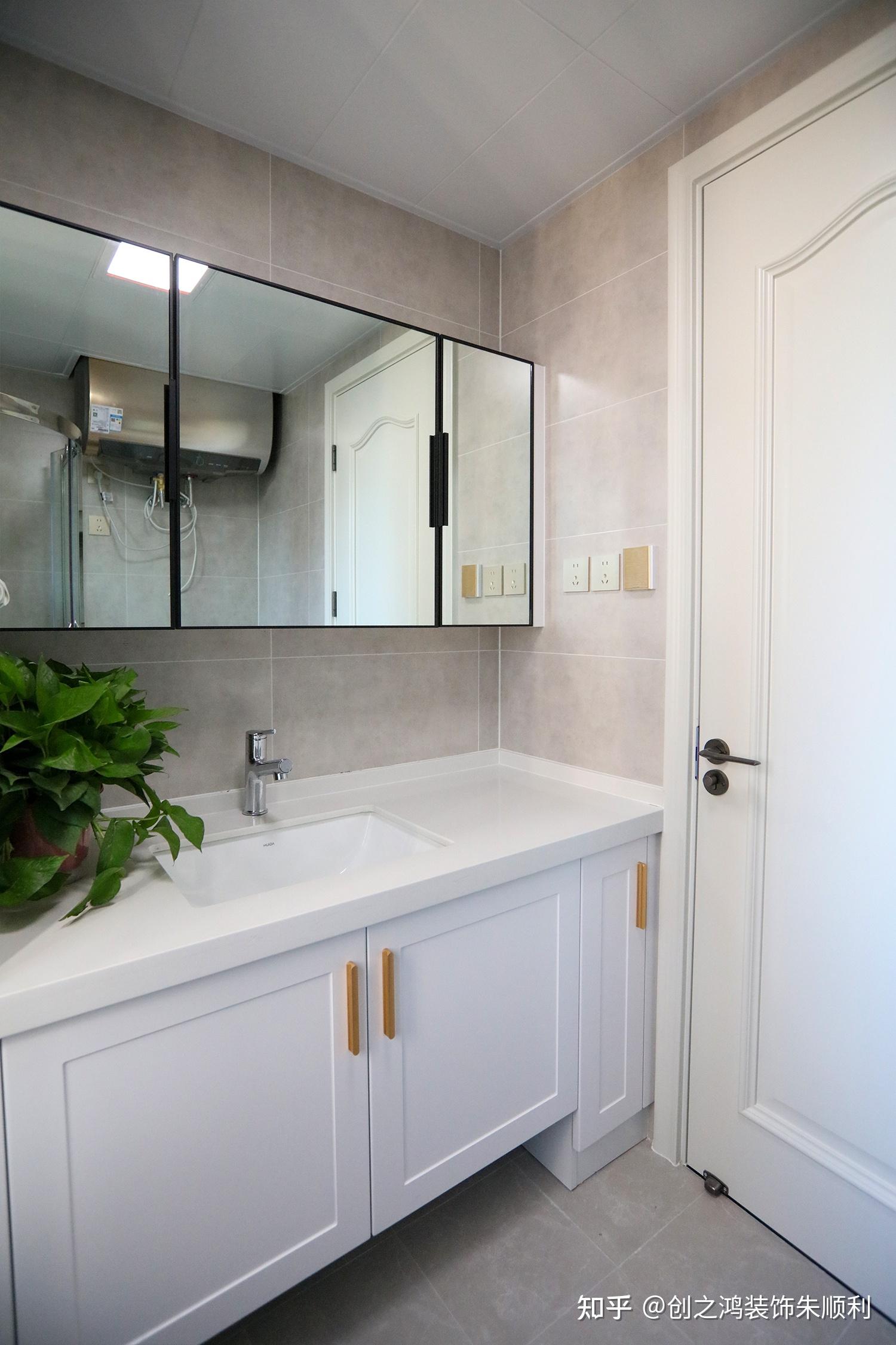 整体风格明亮,地面墙体通铺灰色瓷砖,耐脏方便打理,马桶浴室柜均选择