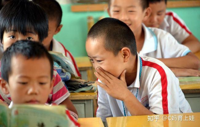 小学生上课爱说话,老师无奈用胶带封嘴,结果家长和网友们杠上了 - 知乎