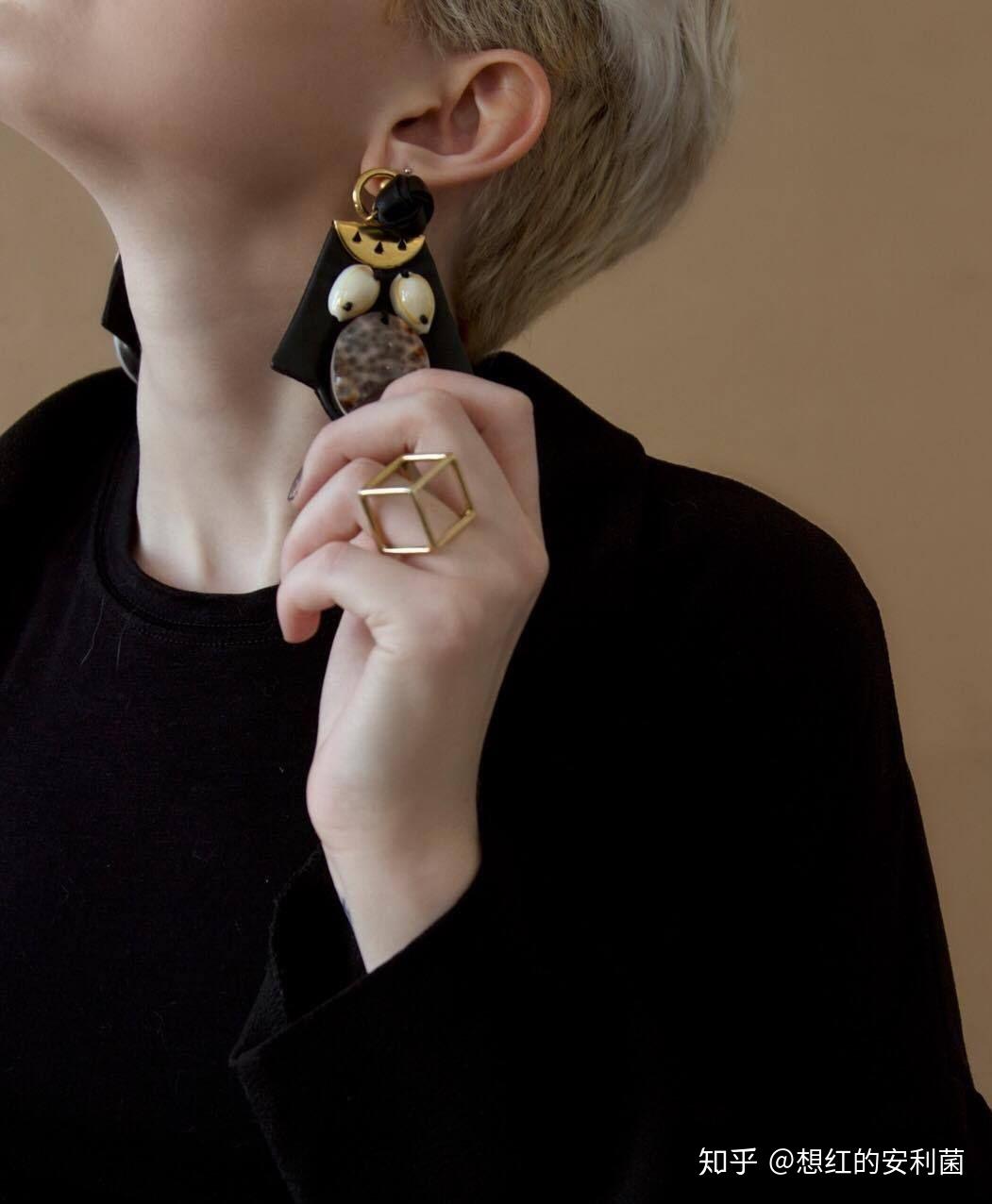 这个新锐设计师品牌parme marin,给我的印象比较深,很注重细节的设计