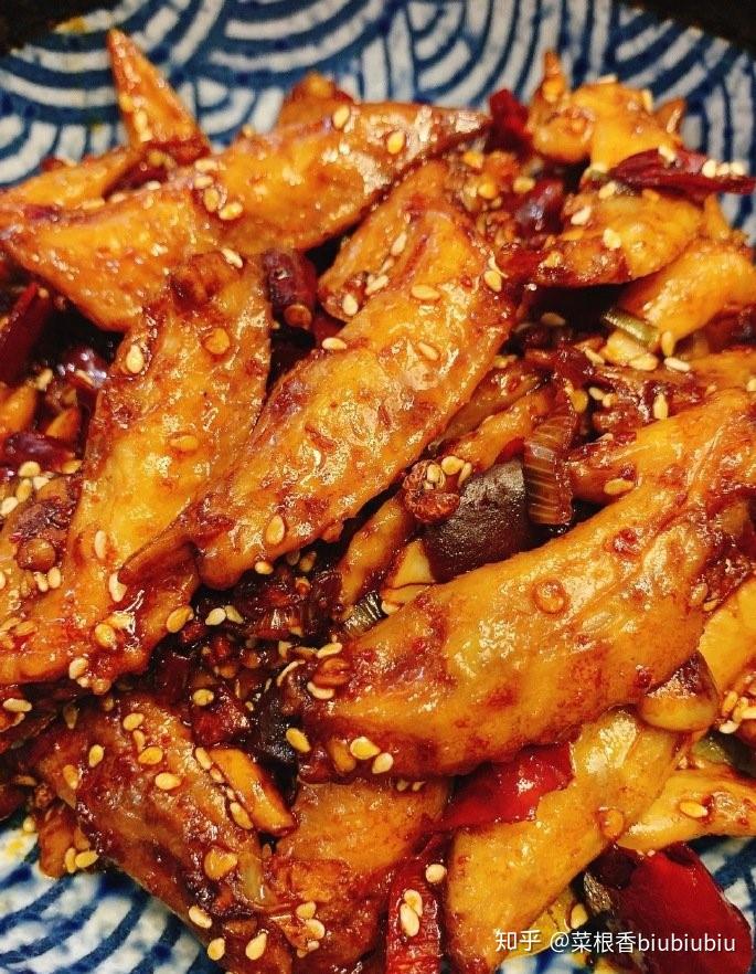 下鸡翅尖炒2分钟,倒入酱汁,中火一直炒到酱汁基本收干,撒一把芝麻炒匀