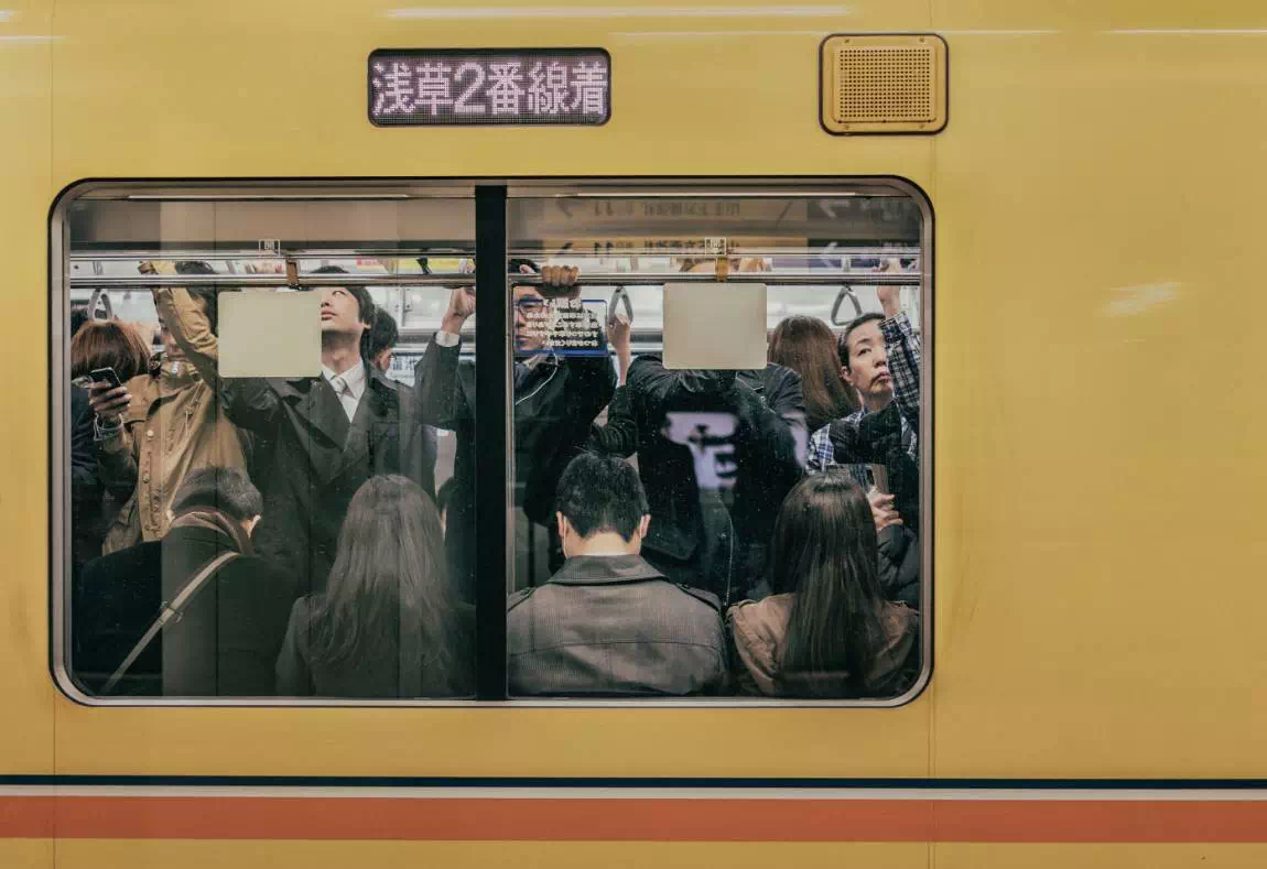 上班族工作日如何在地铁里拍照?