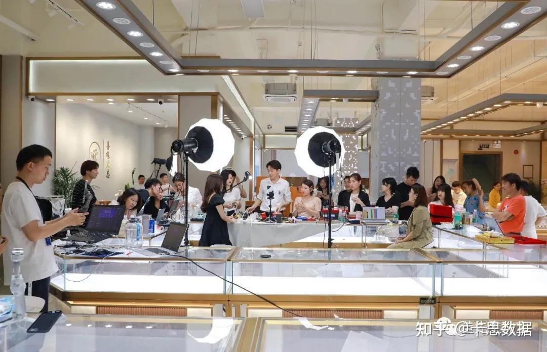 在一个月前的520甜蜜狂欢夜上,@董先生珠宝的抖音直播间年内迎来了一