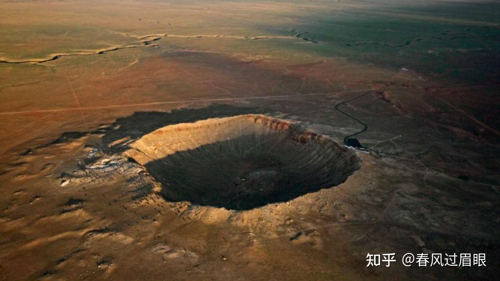 地球撞击时产生的一种环形结构的山丘,其和火山形成的环形山丘形状