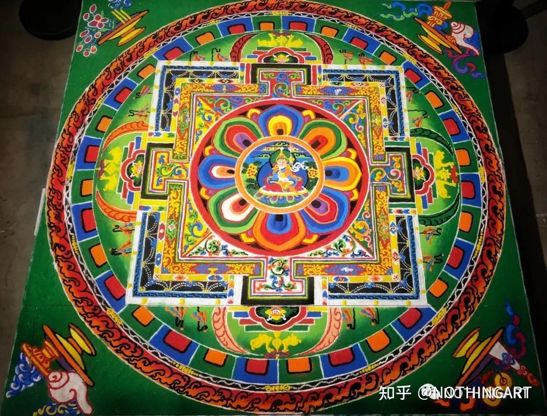 仁波切在北京"寻我·无我"展览上绘制了一座《莲花生大士坛城沙画》