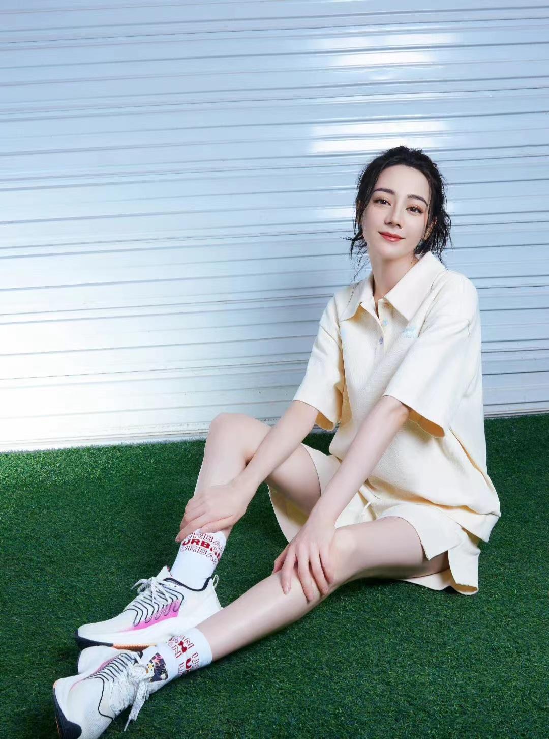 迪丽热巴私服美图释出高扎马尾穿米白色短袖短裤青春活力满满