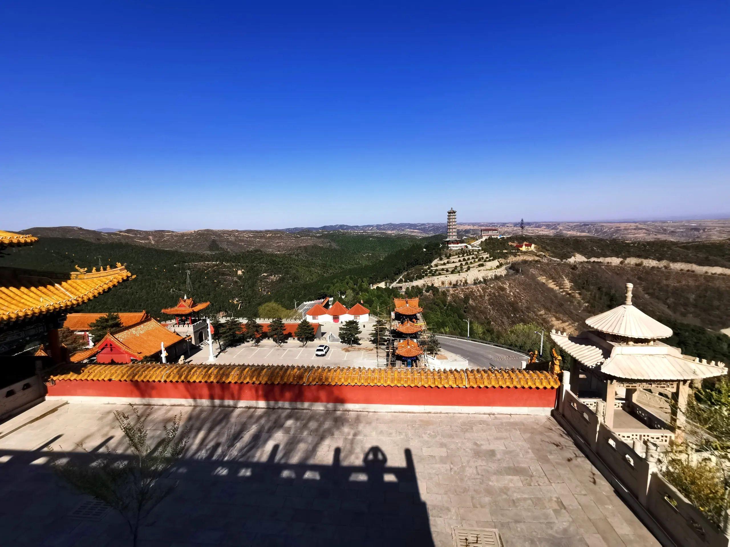 烏金山位於山西省晉中市榆次區,屬於太行山西緣山脈,景區內山巒起伏