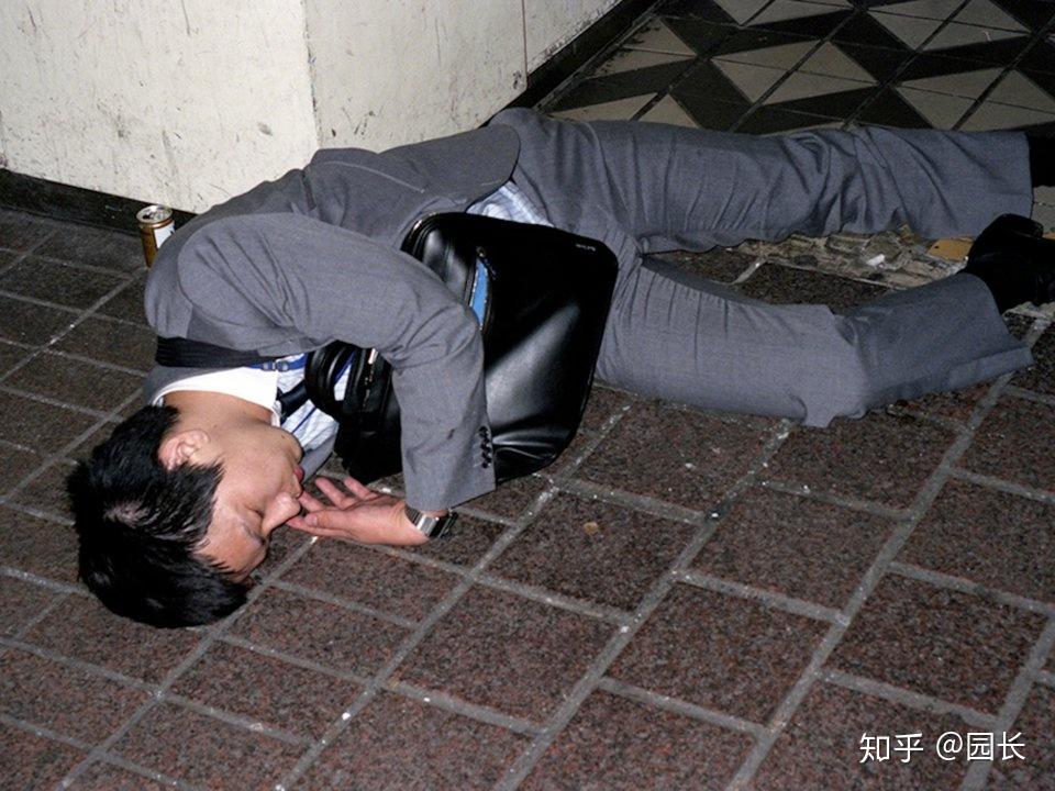 街拍每周60小时工作制下的日本上班族