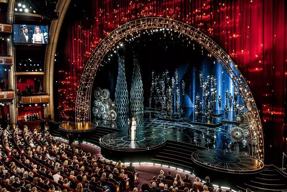 神似川普发型抢尽风头的奥斯卡舞美设计你不了解一下