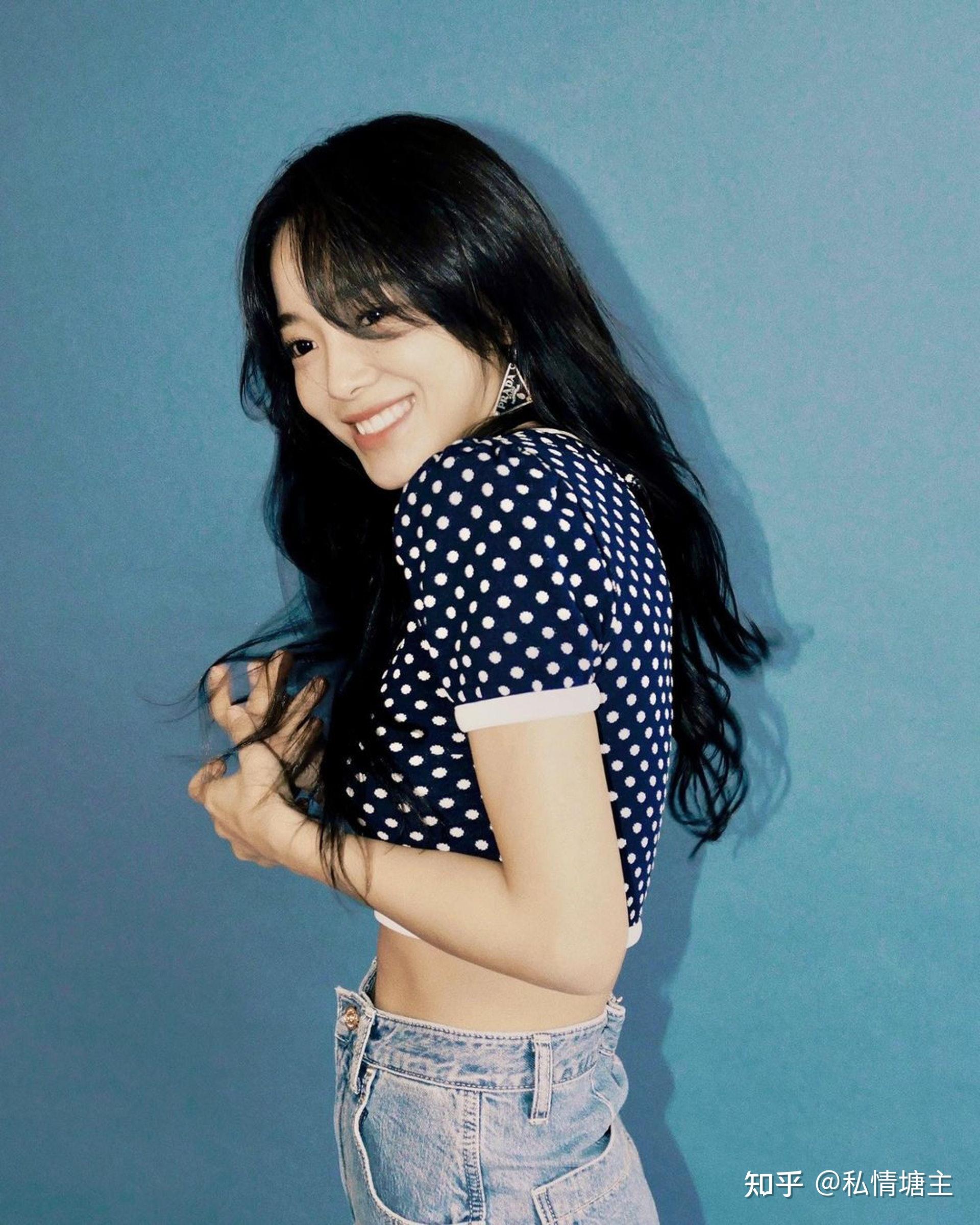 社内相亲金世正出动小背心罕露性感一弯腰大晒傲人身材