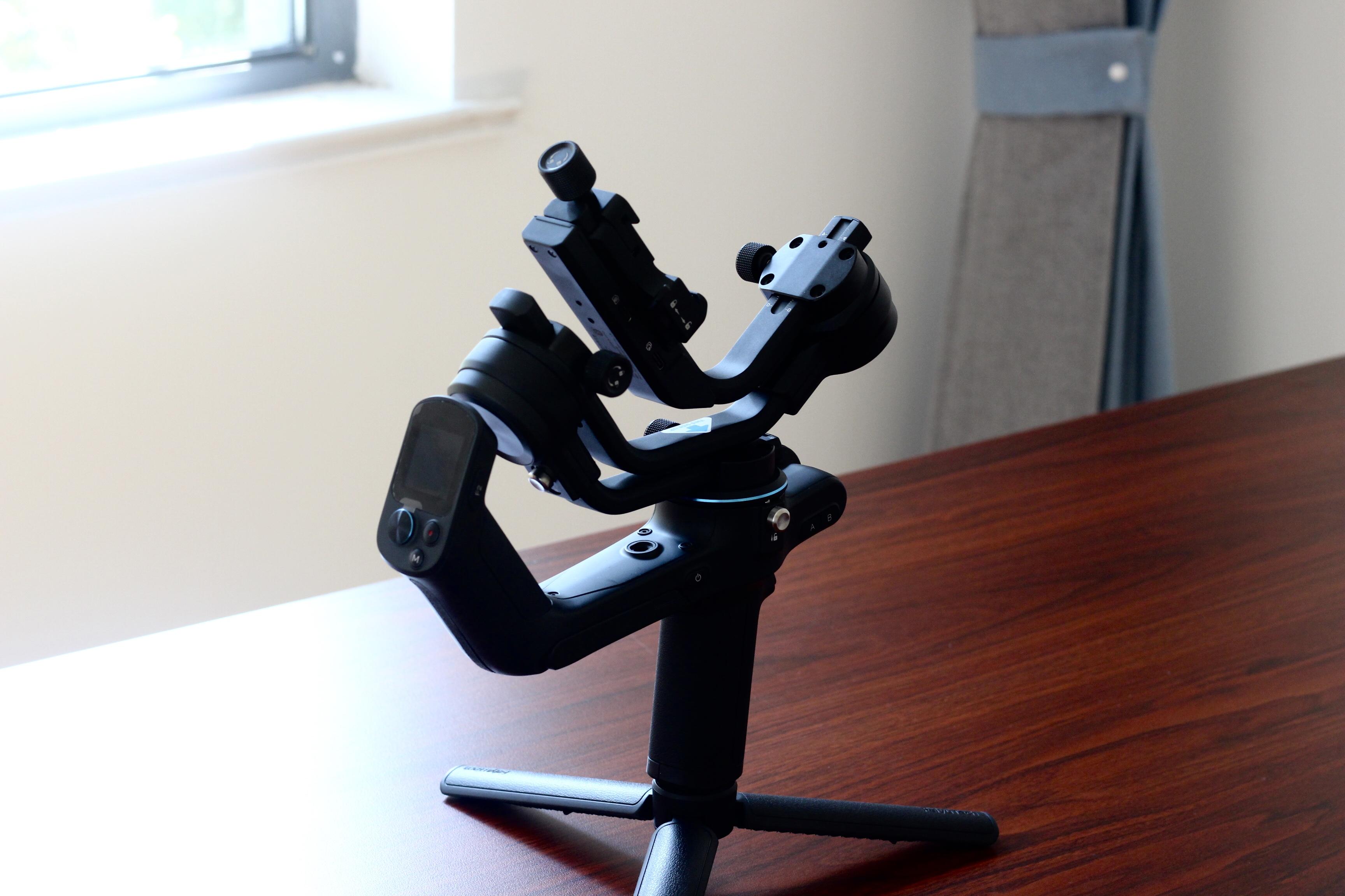 飞宇蝎子三轴相机手持稳定器体验这是一款身怀绝技的稳定器