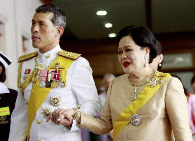 泰国国王又作妖了居然带了20位嫔妃跑德国避疫