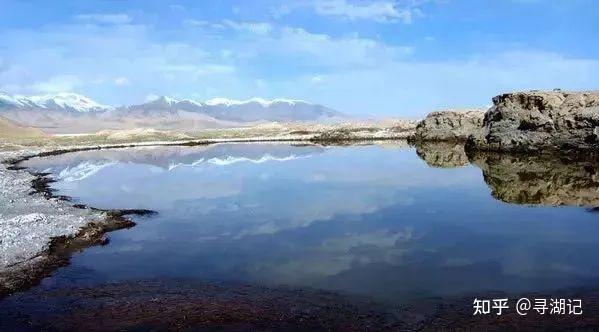 发现湖泊阿其克库勒湖无人区的蓝色海洋