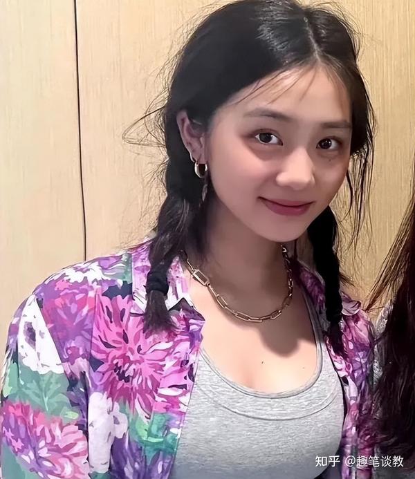 黄多多留美后放飞自我,找男友穿情侣装,秀傲人身材!黄磊有点尴尬 - 知乎