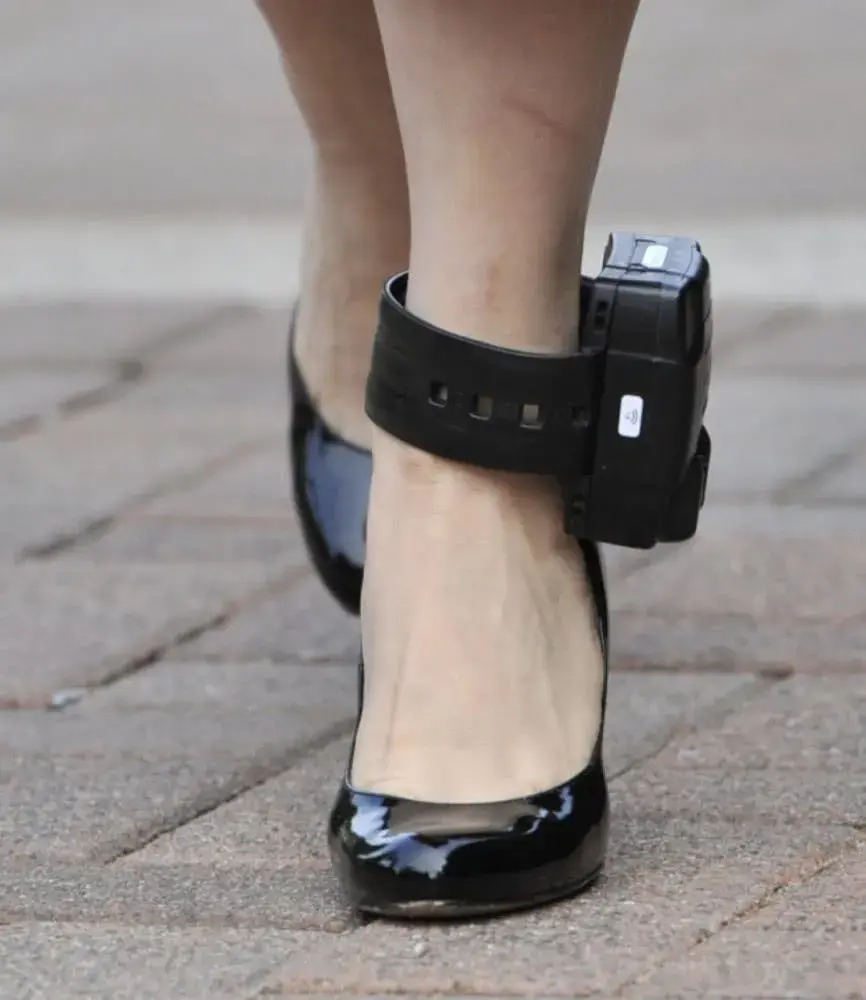 孟晚舟的脚环所以美国政府到底掌握了孟晚舟欺诈汇丰银行的怎样的关键