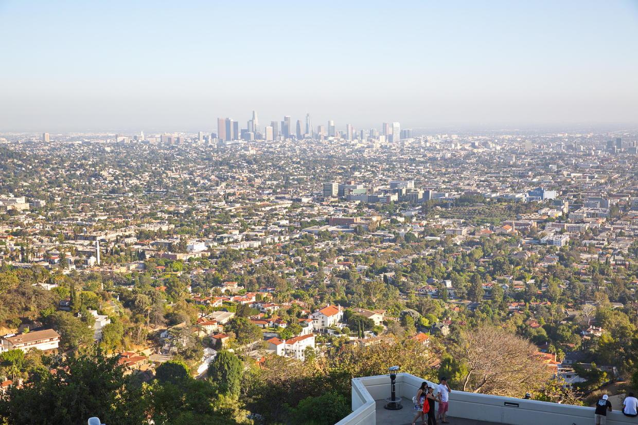 如果你像下图一样站在洛杉矶郊区的山上,便会发现全市的高楼只集中在