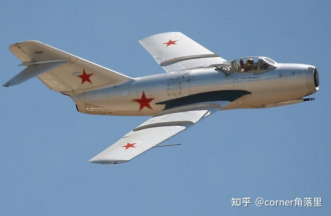 空军战斗机由入朝作战初期的米格-15比斯战斗机,再更新为米格-17歼-5