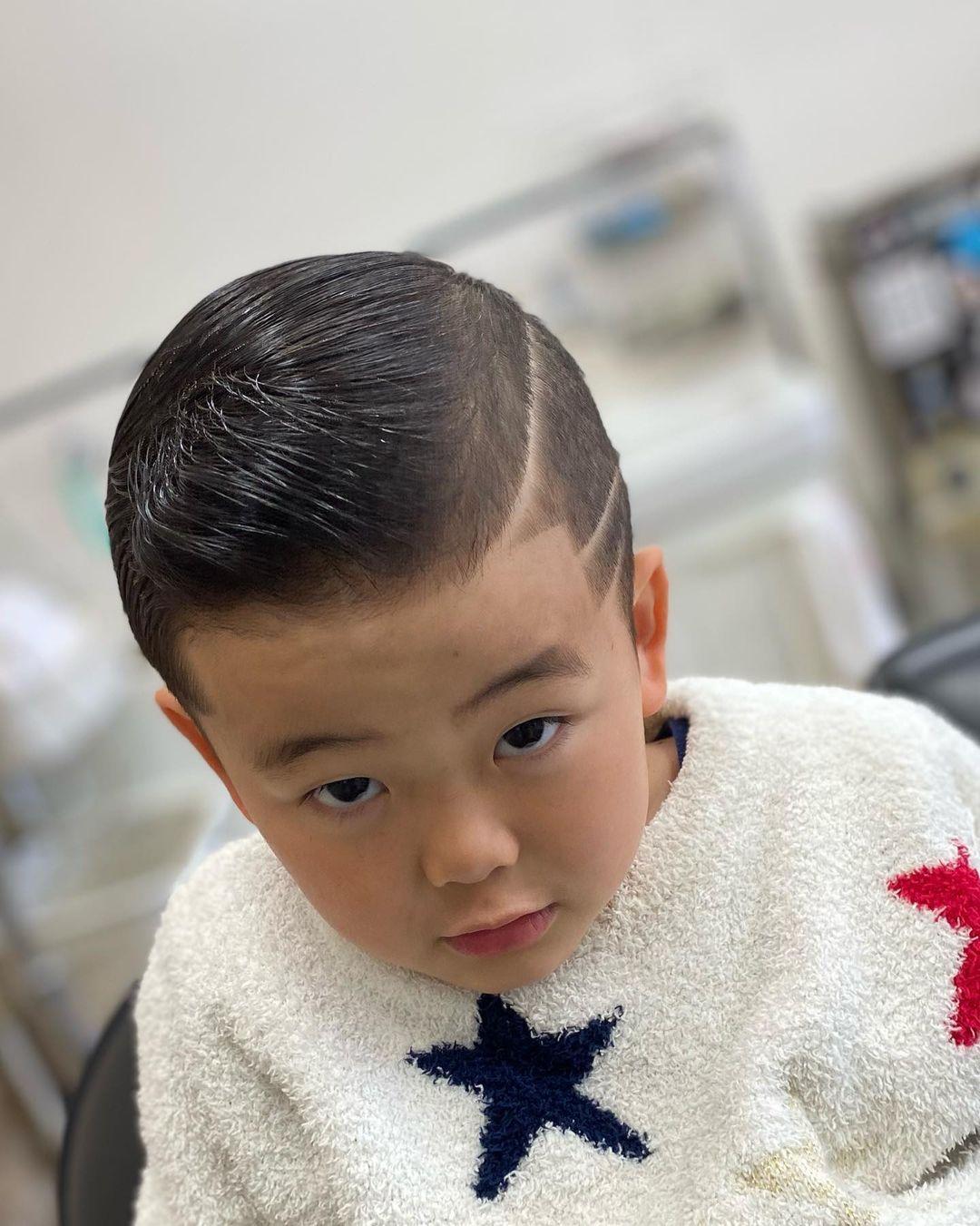 当然,这种特殊的油头造型,还可以和当下的流行雕刻来做搭配,个性时尚