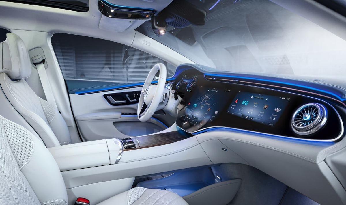 奔驰eqs的内饰提供两种不同的风格,横置的mbux hyperscreen曲面玻璃大