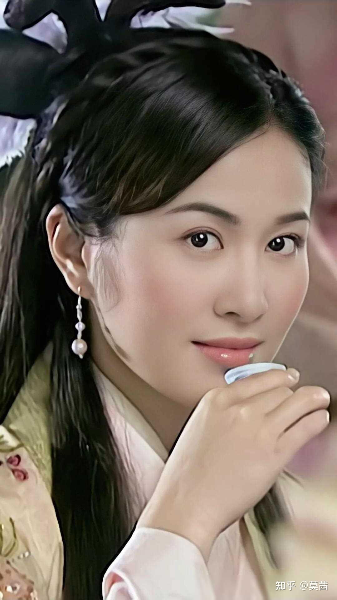 43岁叶璇官宣结婚!婚纱简陋头纱黄,钻戒没钻,趁机卖书太寒酸