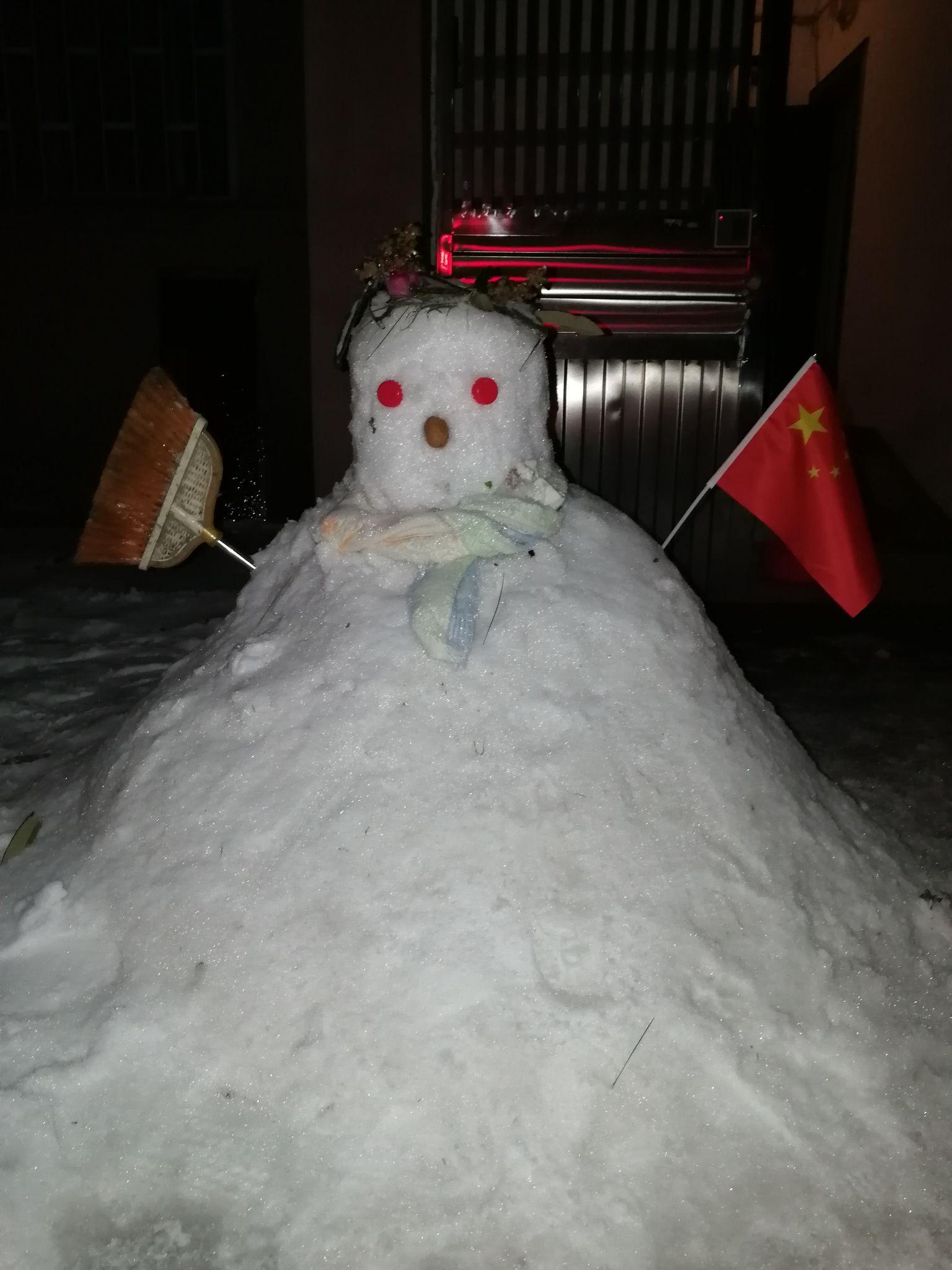 晚上吃饭回来看见两个男生堆雪人