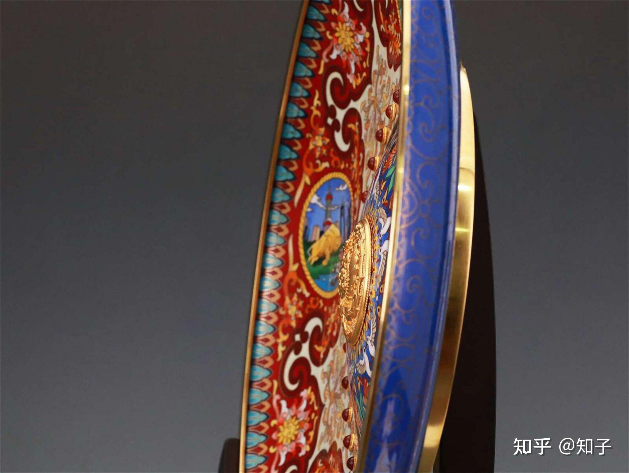 设计制作:钟连盛设计指导:常沙娜作品规格:直径47cm作品材质:紫铜,999
