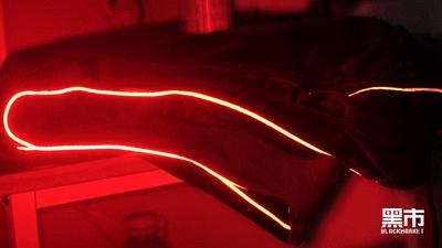 如果你的视野内出现了红色闪光点,那就可能是针孔摄像头的位置.