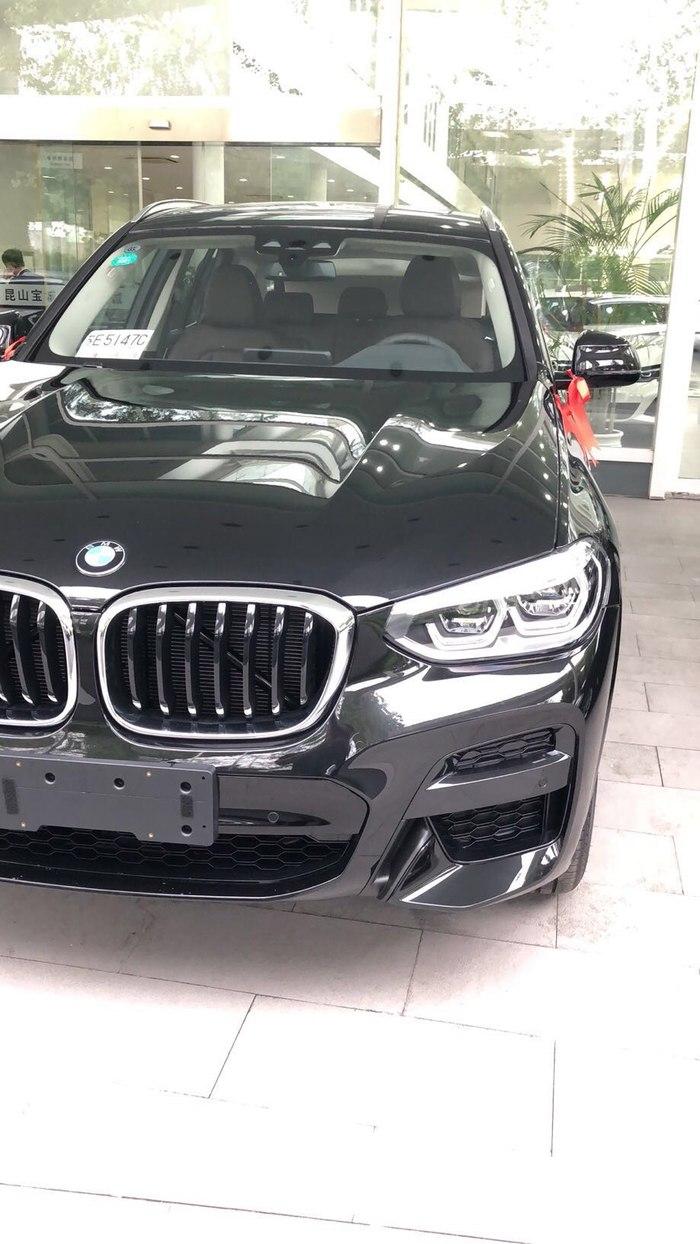 93年小伙的蓝天白云梦黑色宝马x3提车作业