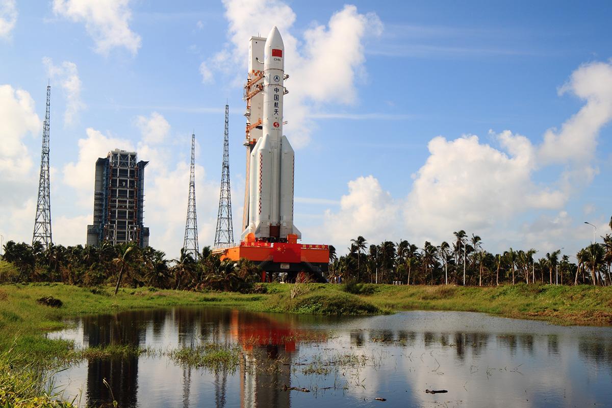 明朝的士大夫万户把47个自制的火箭绑在椅子上,自己坐在椅子上,双手举