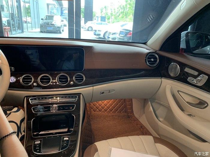 白色立标奔驰2020款改款e300l殊享版稀少的玛奇朵双拼内饰