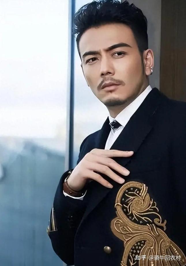 许多观众反映,尽管杨烁努力展现角色的男性魅力,却总是难以完全打动