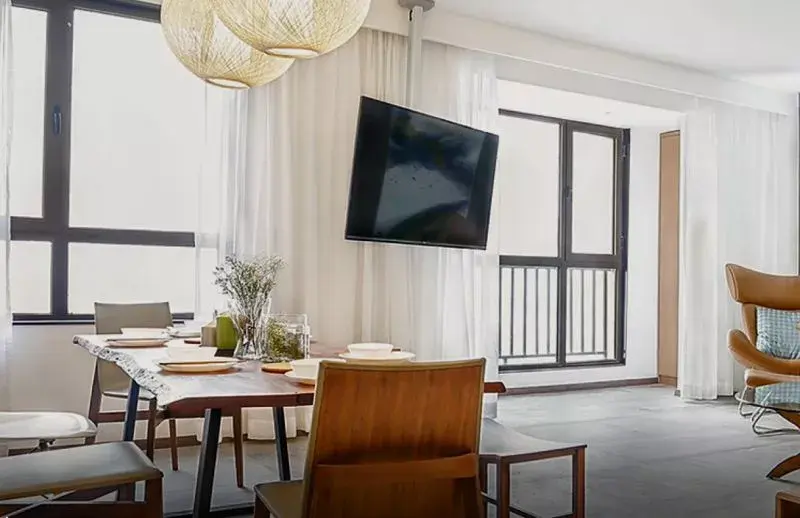 如何打破客厅常规布局吊挂电视了解一下