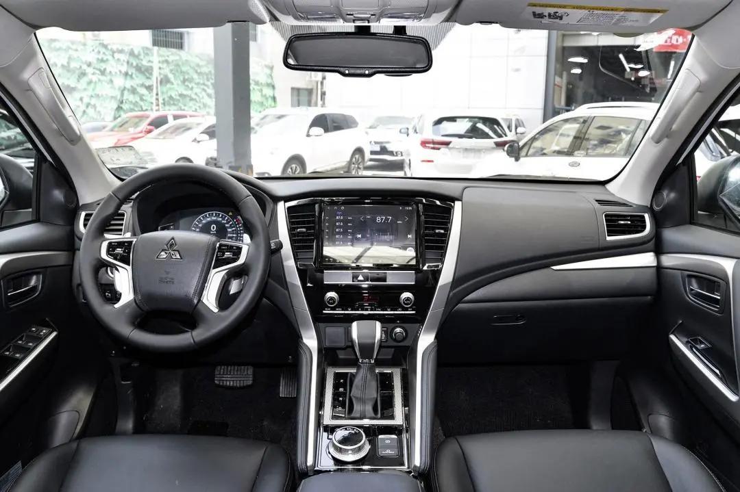 (现款帕杰罗·劲畅内饰)还有这个…(现款奕歌内饰)但是当你看到全新一