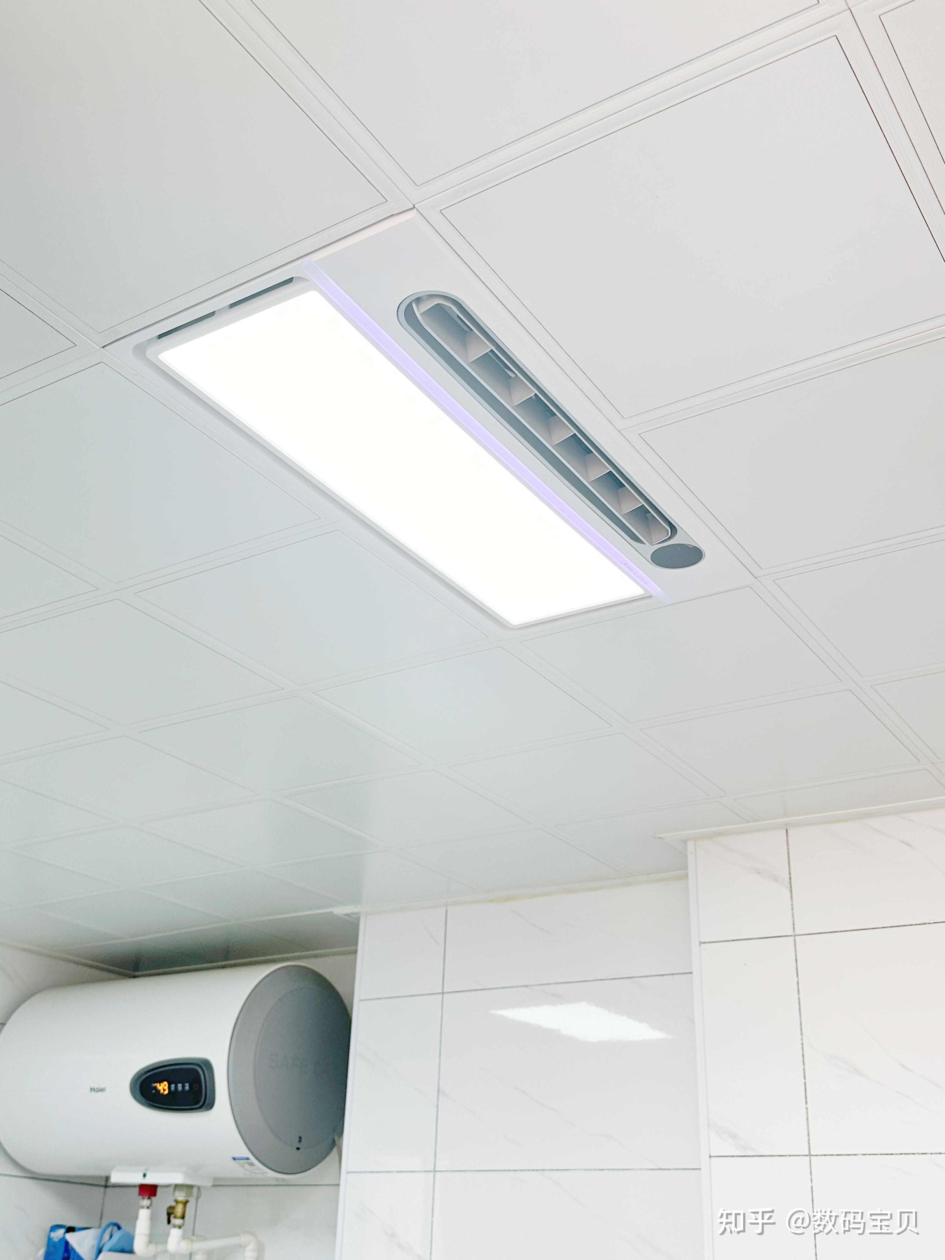 这款浴霸是吊顶式设计,可直接安在浴室房顶上,不像老款镶嵌在墙上需要