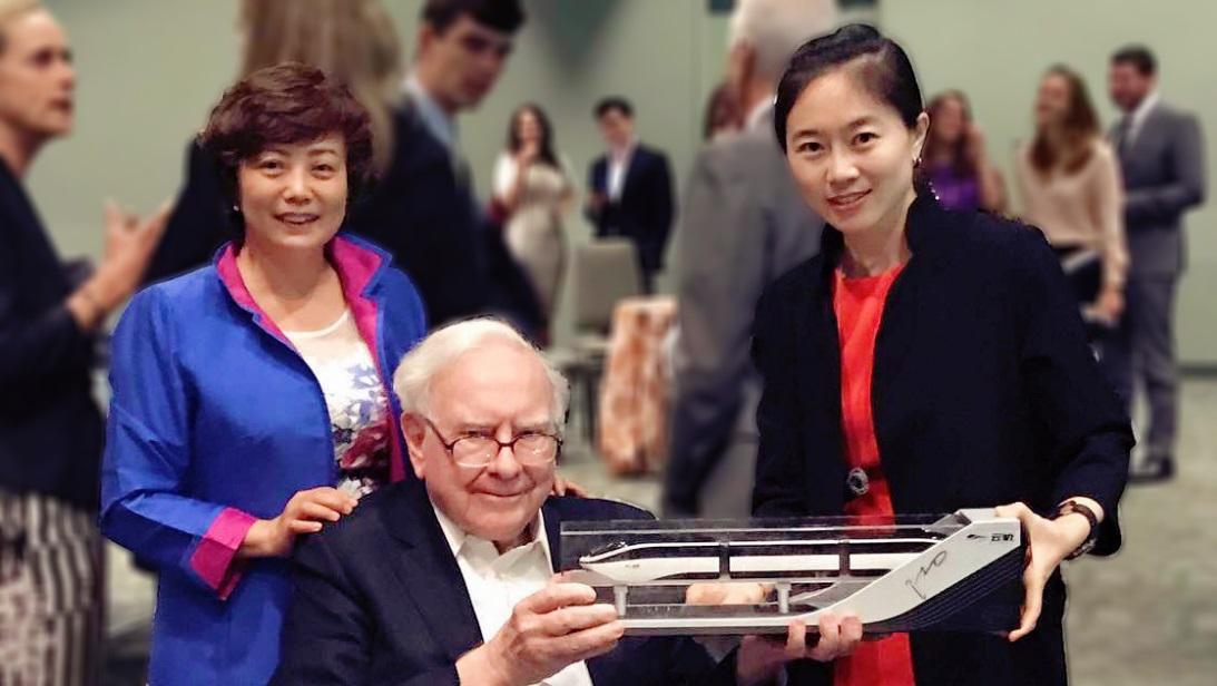 巴菲特手持比亚迪云轨模型实际上,巴菲特着迷的可是王传福,此前,就听