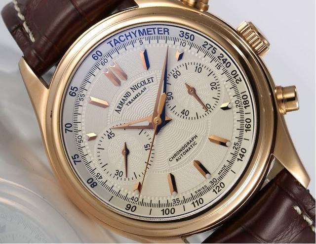 玫瑰金表壳与鳄鱼皮表带的高级感,不仅仅是为了让手表看上去奢华,更多