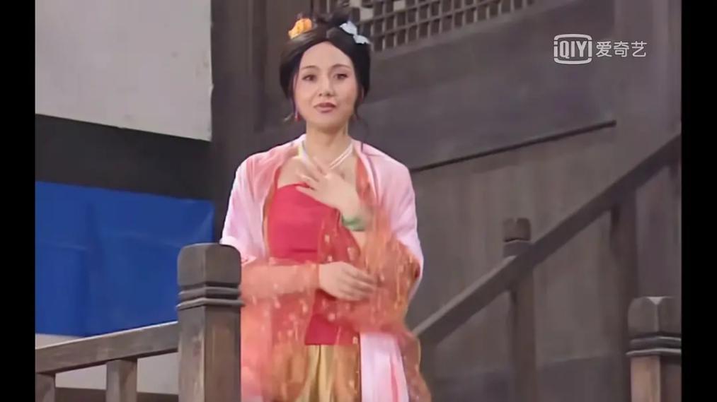 杜子俊她娘后面跟的丫鬟穿的是小郭扮小贝丫鬟时穿的衣服:给了大嘴