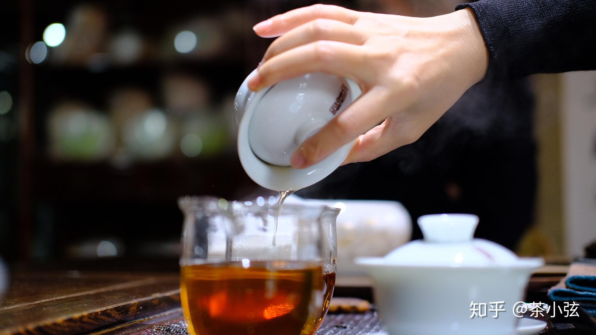 盖碗泡茶的两种出汤方式