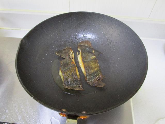 温馨提示煎鱼的时候要控制油温,油温高了要转中火煎,以免焦糊