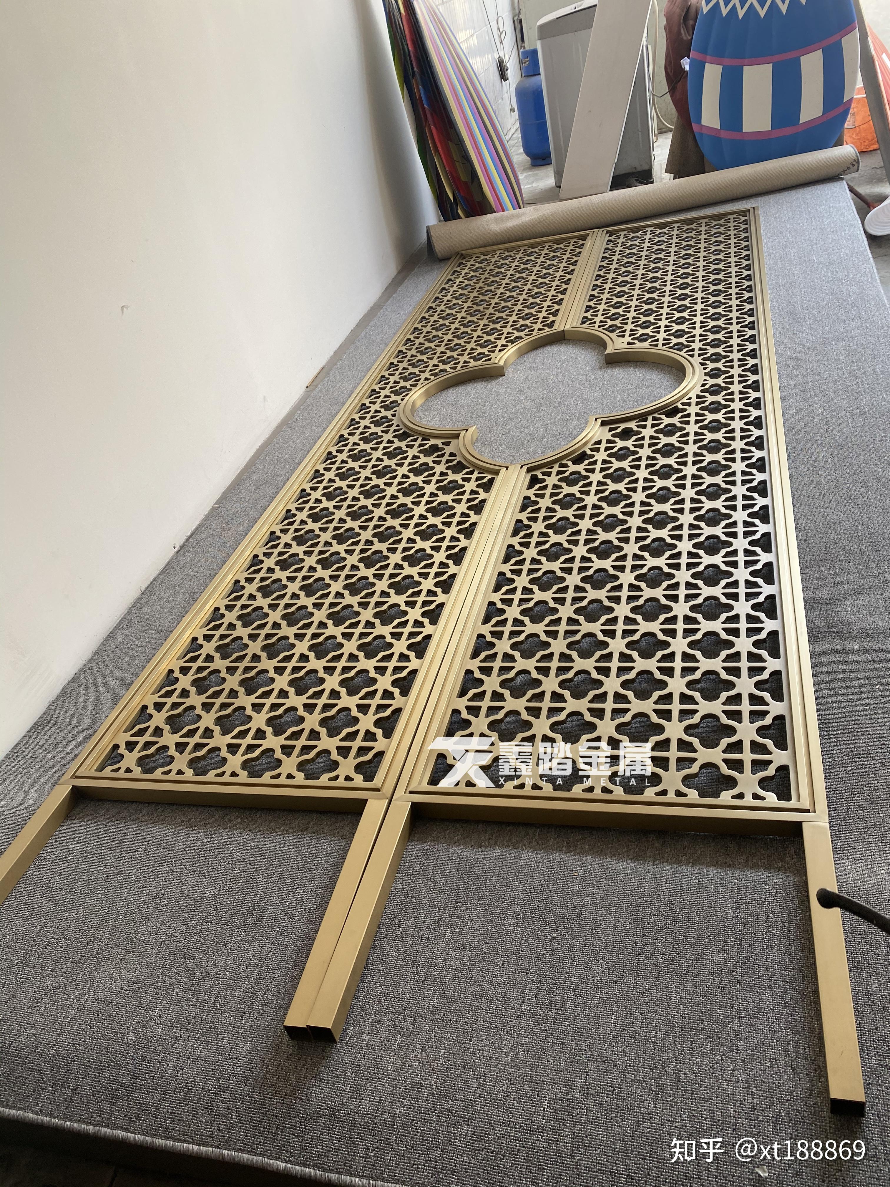 现代餐厅铝艺镂空雕花屏风隔断 实拍安装案例