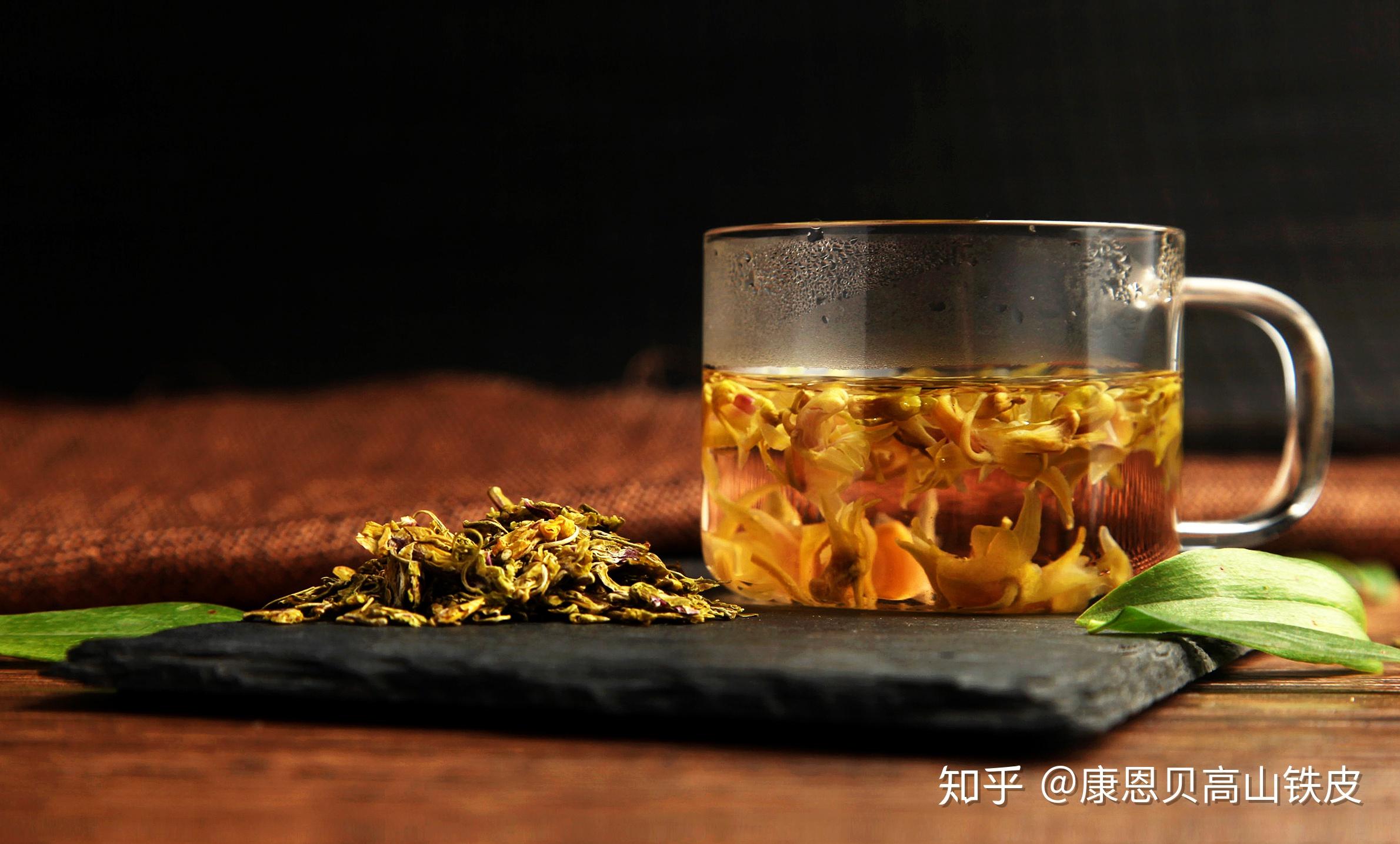 第二花茶摊晾,杀青干燥后纯手工炒制,第三花茶在制备过程中要经过四